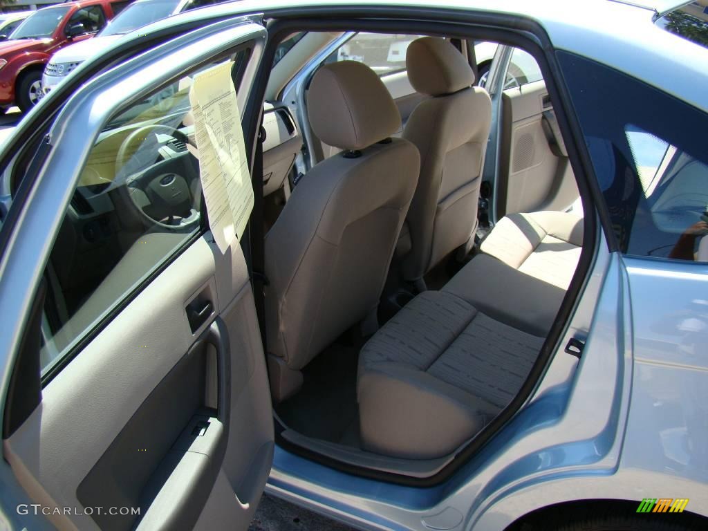 2008 Focus SE Sedan - Light Ice Blue Metallic / Medium Stone photo #10