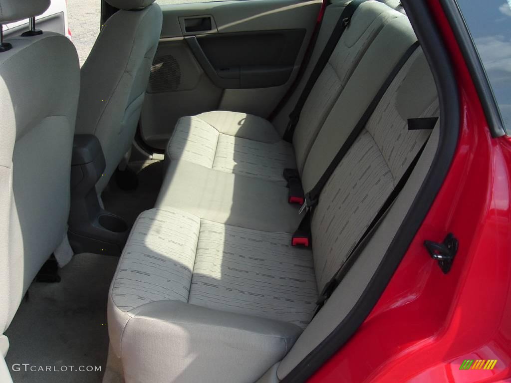 2008 Focus SE Sedan - Vermillion Red / Medium Stone photo #16