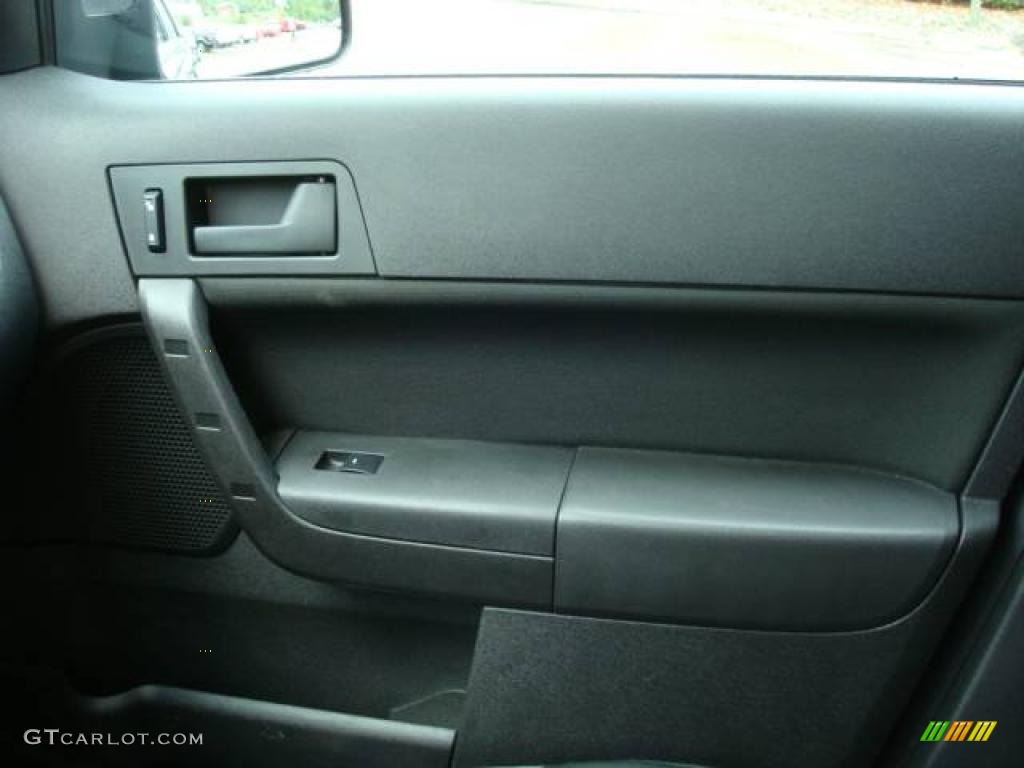 2009 Focus SE Sedan - Vista Blue Metallic / Charcoal Black photo #17