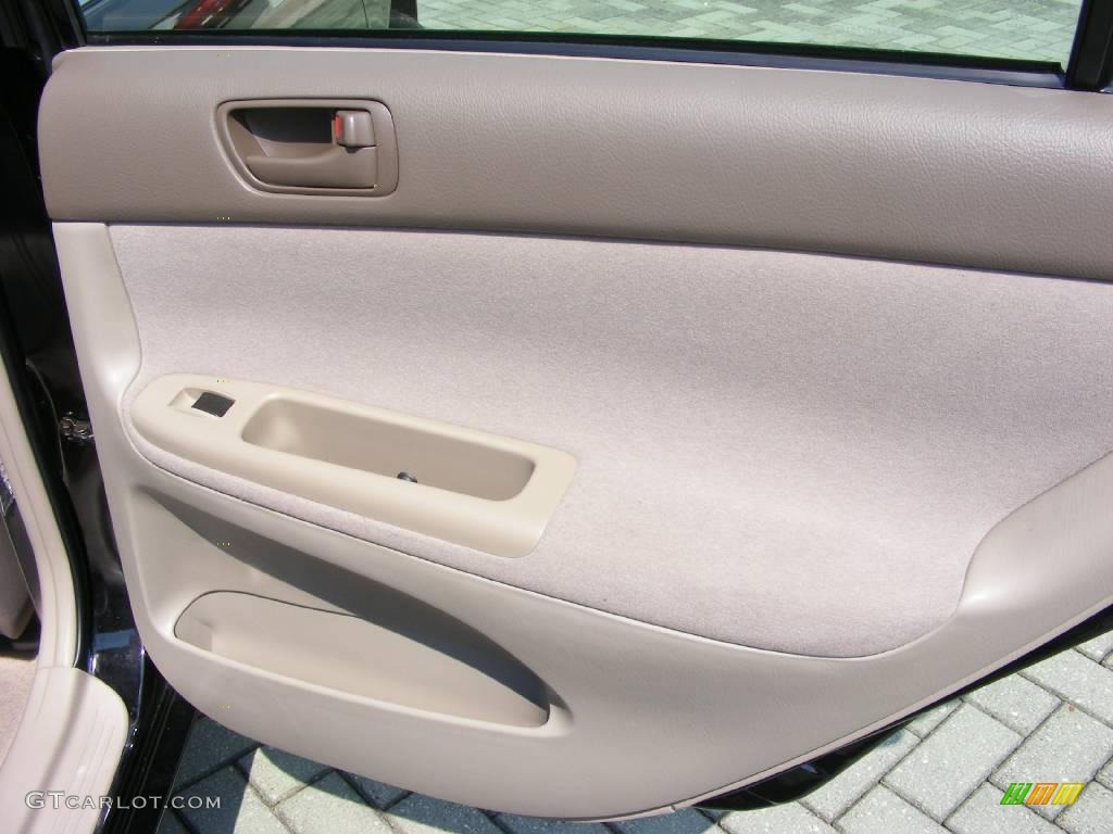 2004 Camry LE - Black / Taupe photo #17