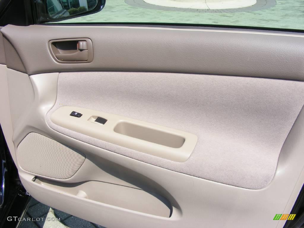 2004 Camry LE - Black / Taupe photo #19