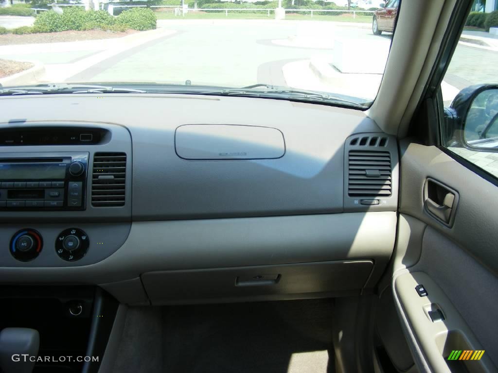 2004 Camry LE - Black / Taupe photo #20