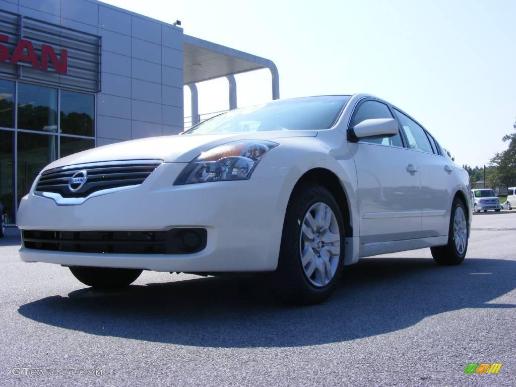 2009 Altima 2.5 S - Winter Frost Pearl / Blond photo #2