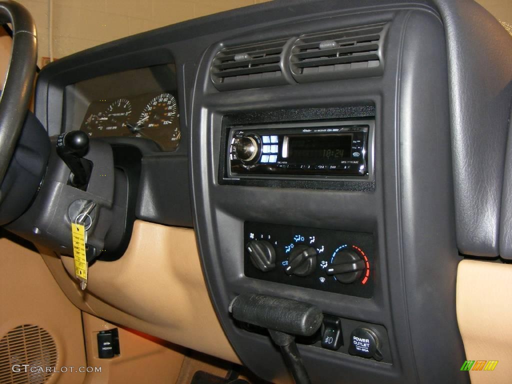 1997 Jeep Cherokee 4x4 Controls Photo #17711204