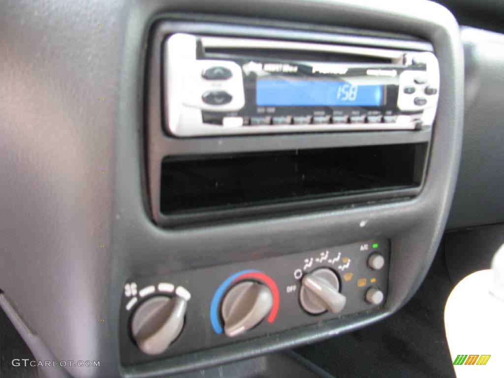 2000 Sunfire SE Coupe - Ultra Silver Metallic / Graphite photo #19