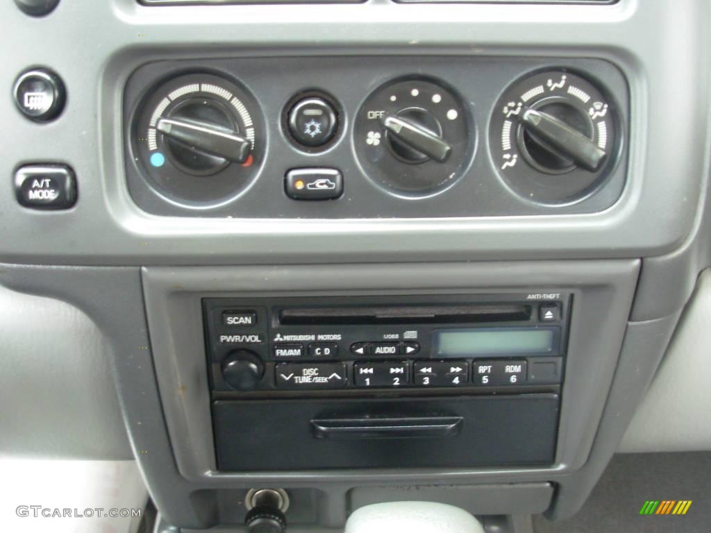 2001 Montero Sport ES - Alpine White / Gray photo #16