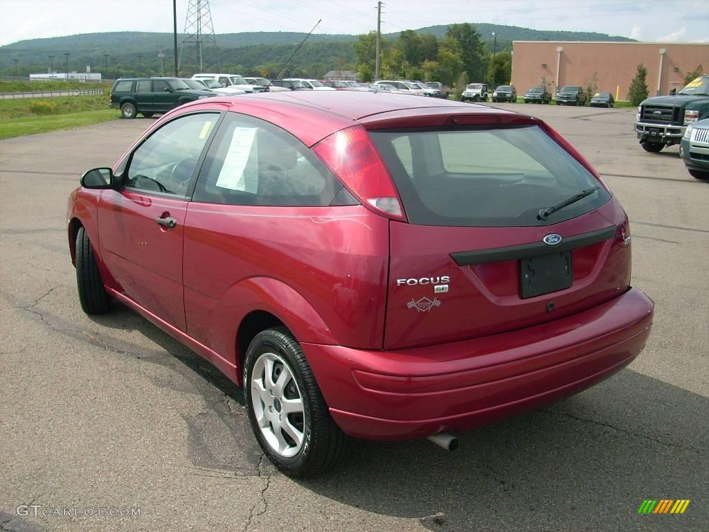 2005 Focus ZX3 SE Coupe - Sangria Red Metallic / Charcoal/Charcoal photo #17