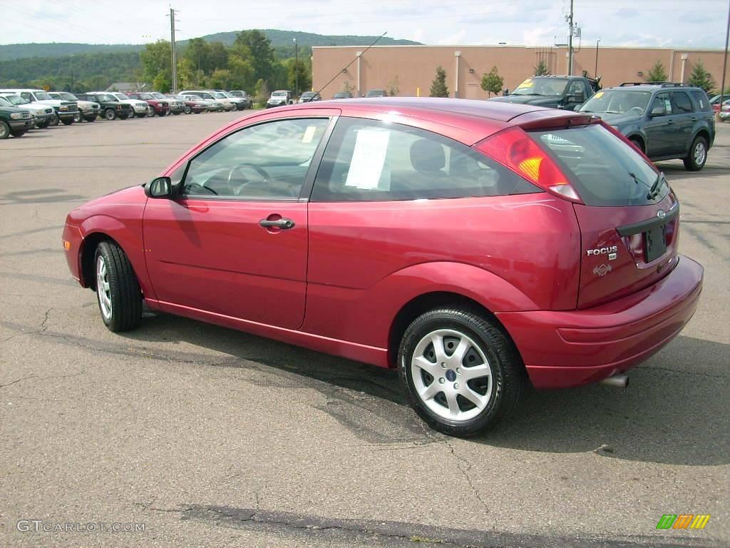2005 Focus ZX3 SE Coupe - Sangria Red Metallic / Charcoal/Charcoal photo #18