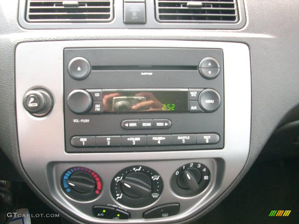 2005 Focus ZX3 SE Coupe - Sangria Red Metallic / Charcoal/Charcoal photo #24