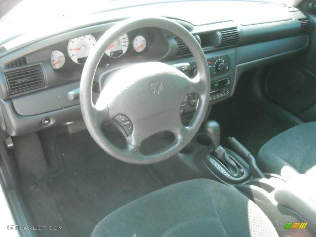 2004 Stratus SE Sedan - Stone White / Black photo #10