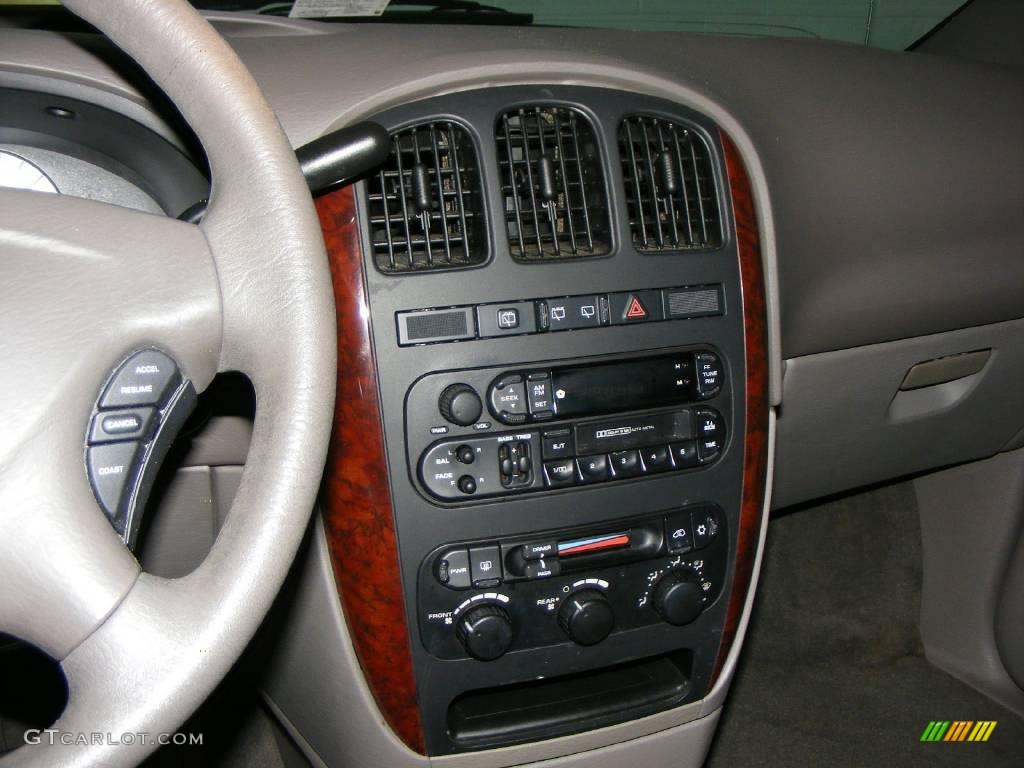 2001 Town & Country LX - Dark Garnet Red Pearl / Taupe photo #17