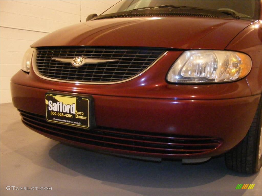 2001 Town & Country LX - Dark Garnet Red Pearl / Taupe photo #31