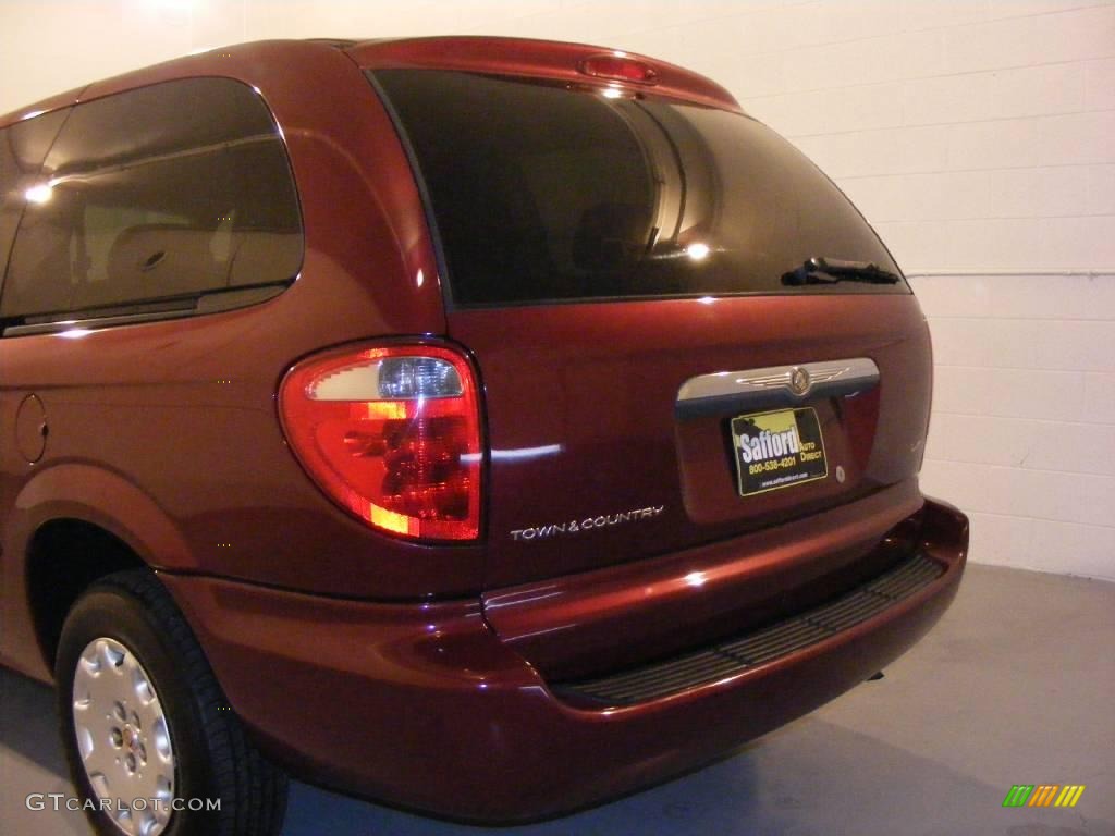 2001 Town & Country LX - Dark Garnet Red Pearl / Taupe photo #32