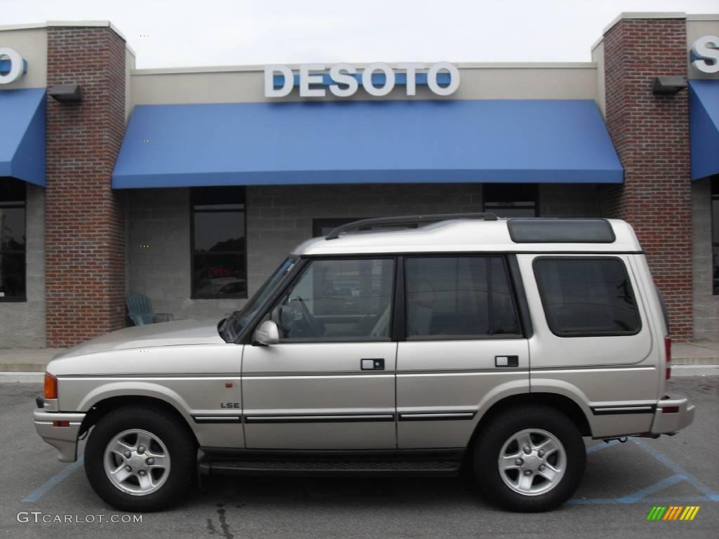 White Gold Pearl Metallic Land Rover Discovery