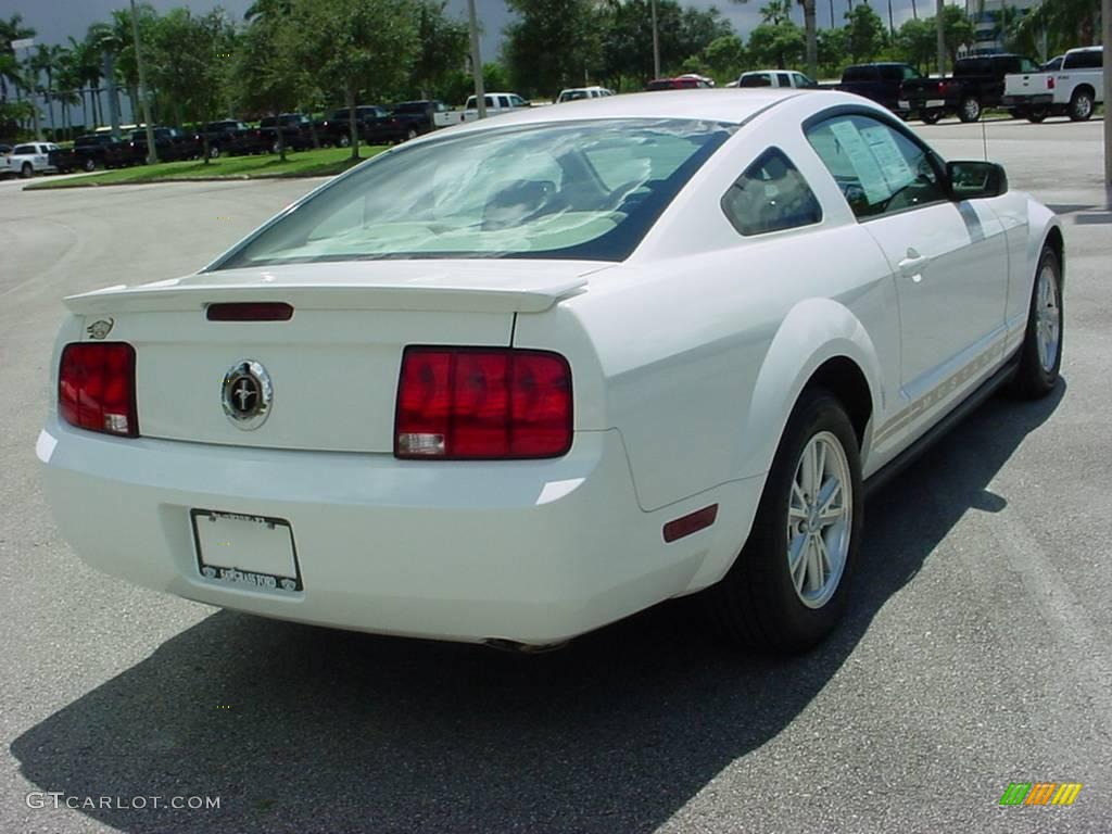 2007 Mustang V6 Deluxe Coupe - Performance White / Medium Parchment photo #3