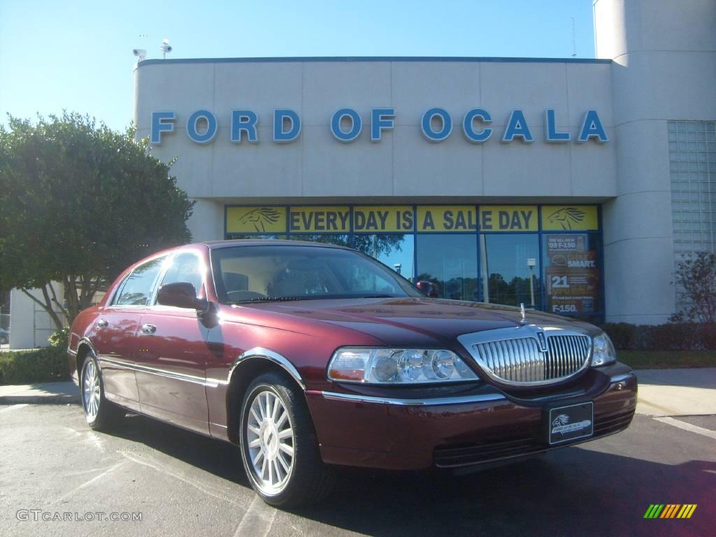 2004 Town Car Signature - Autumn Red Metallic / Light Parchment photo #1