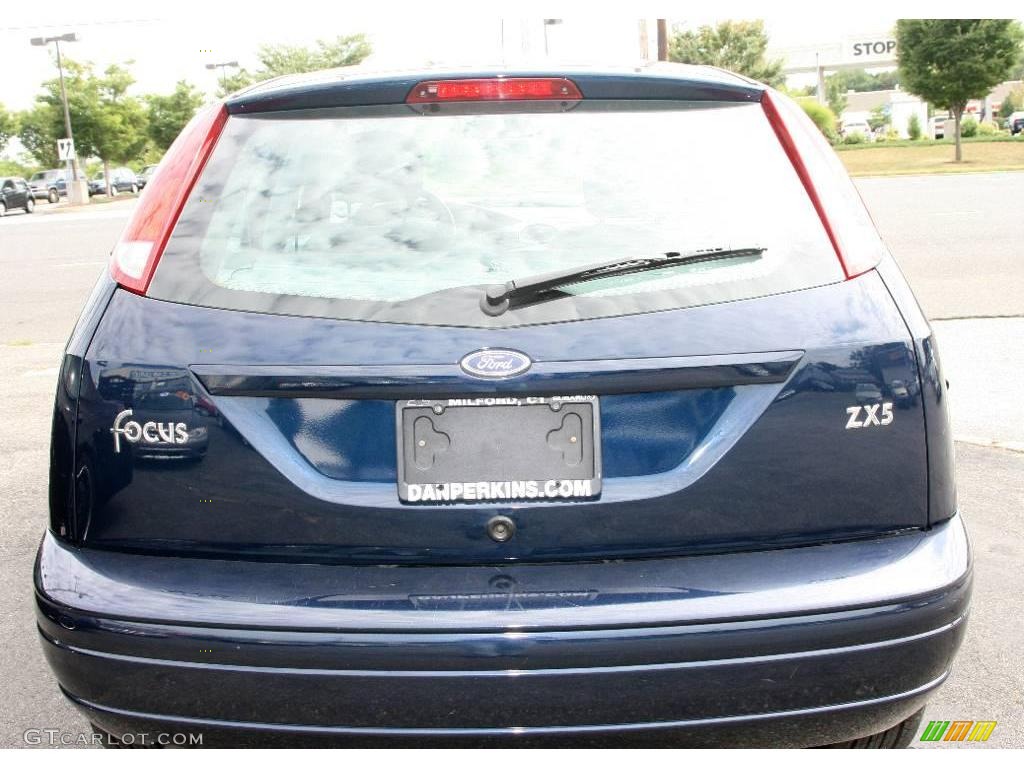 2004 Focus ZX5 Hatchback - Twilight Blue Metallic / Medium Graphite photo #7