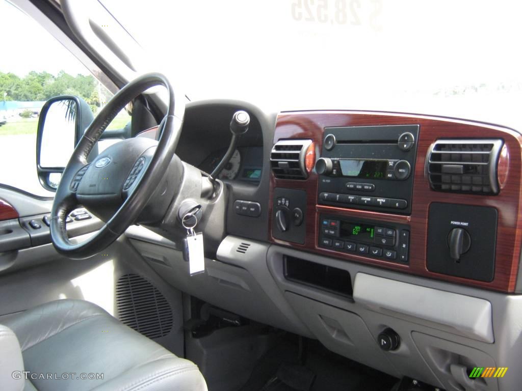 2005 F350 Super Duty Lariat Crew Cab 4x4 - True Blue Metallic / Medium Flint photo #20