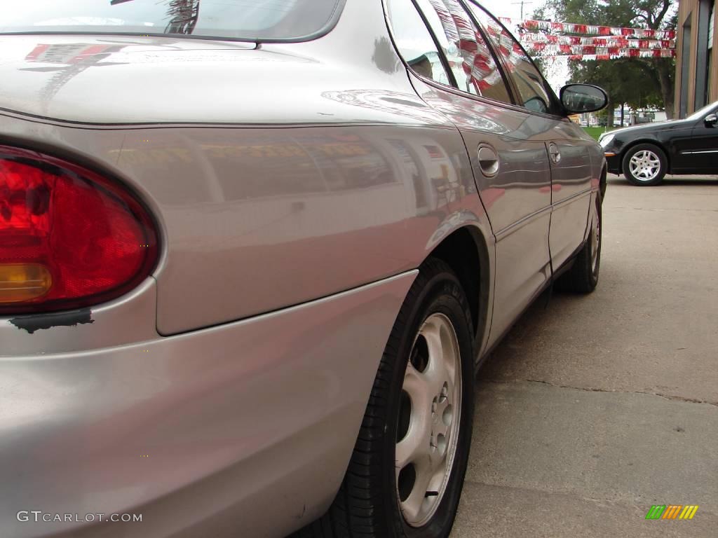 1998 Intrigue  - Silver Metallic / Gray photo #12