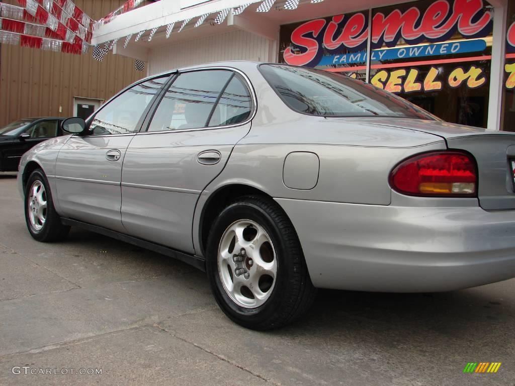 1998 Intrigue  - Silver Metallic / Gray photo #15