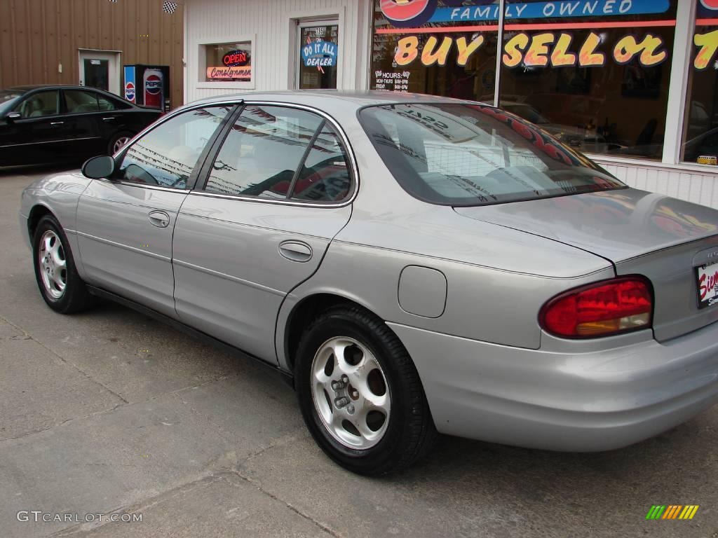 1998 Intrigue  - Silver Metallic / Gray photo #16