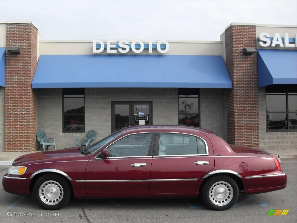 1998 Town Car Executive - Toreador Red Metallic / Light Graphite photo #1