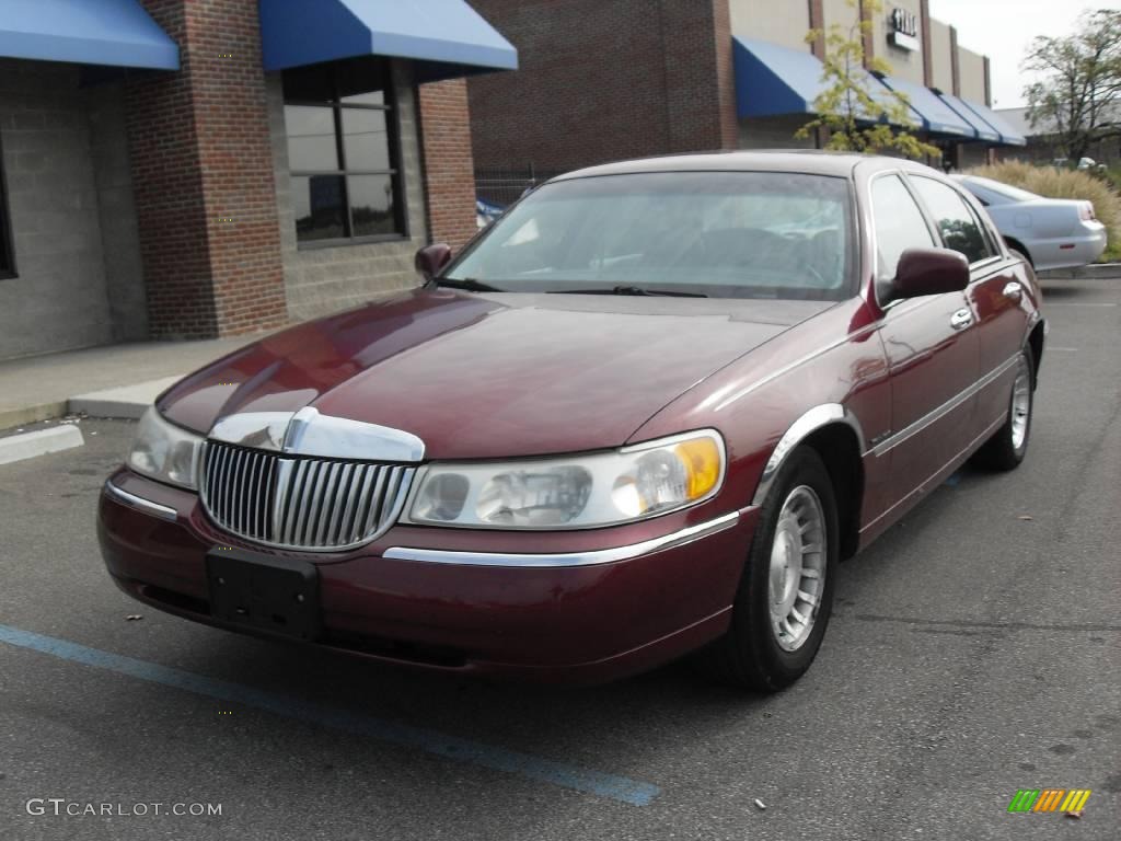 1998 Town Car Executive - Toreador Red Metallic / Light Graphite photo #2