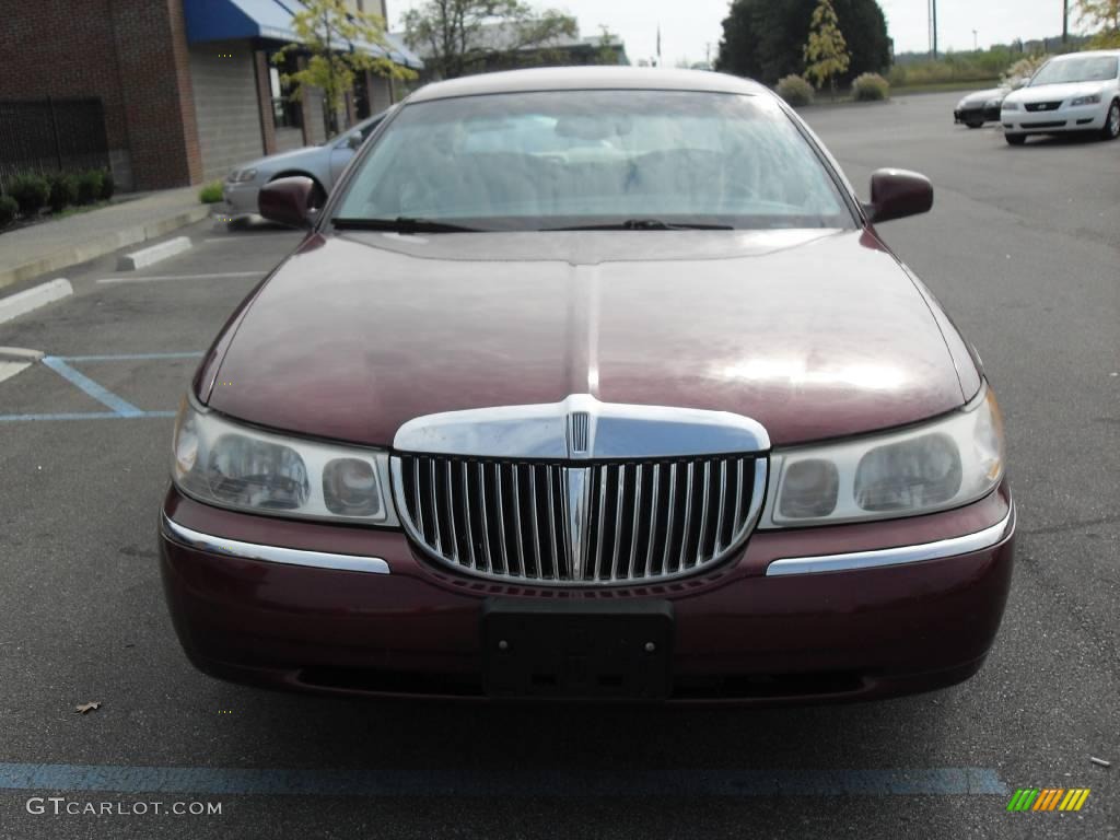 1998 Town Car Executive - Toreador Red Metallic / Light Graphite photo #3