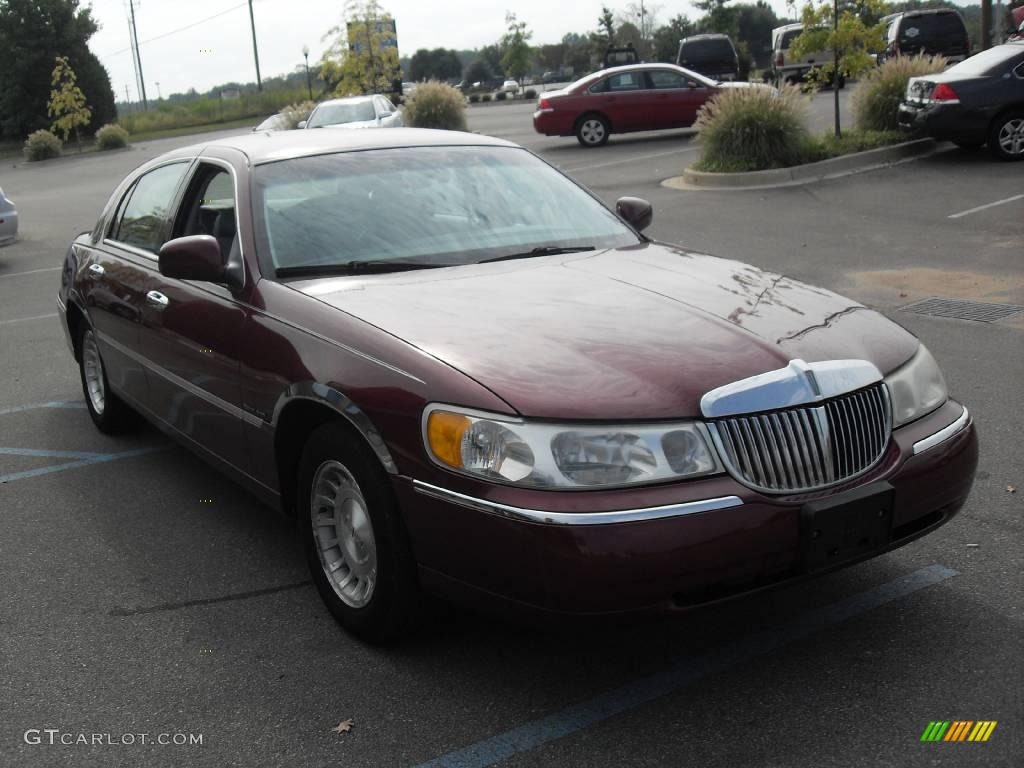 1998 Town Car Executive - Toreador Red Metallic / Light Graphite photo #4