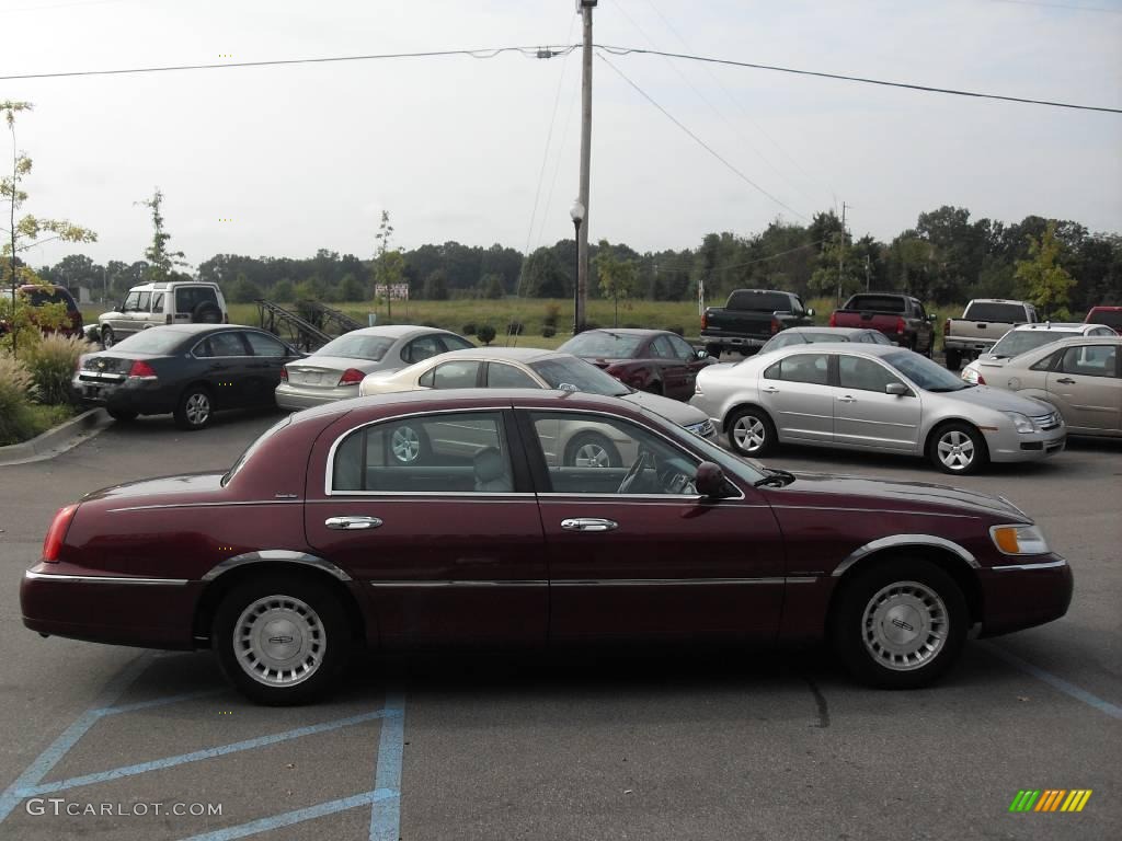1998 Town Car Executive - Toreador Red Metallic / Light Graphite photo #5