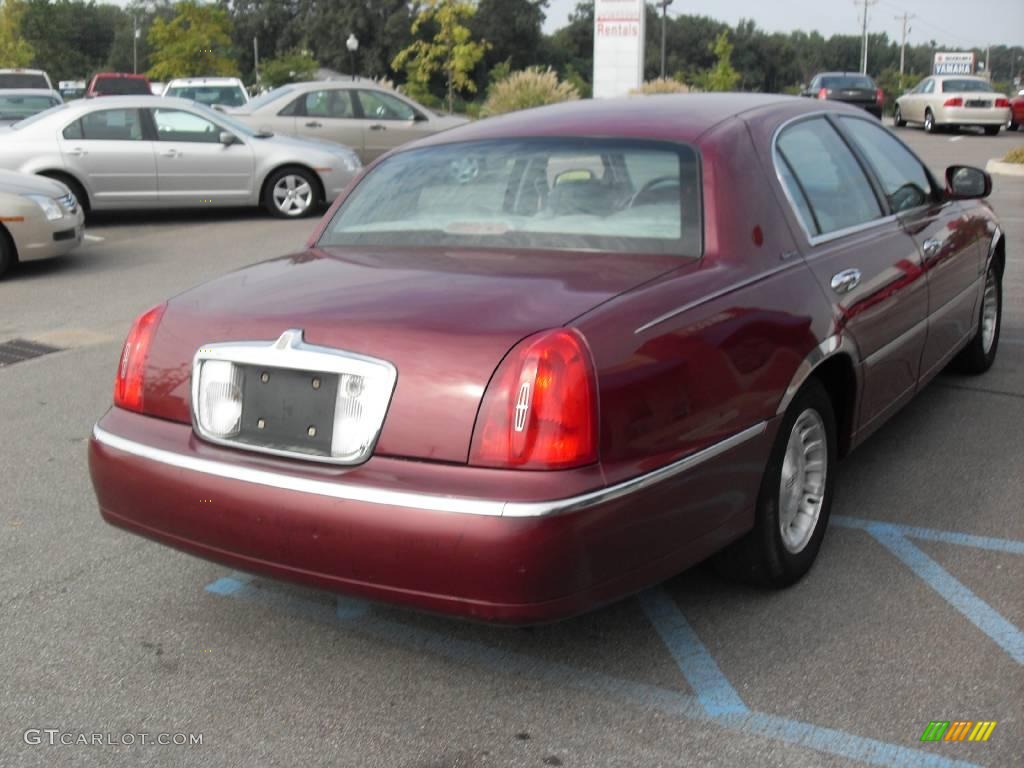 1998 Toreador Red Metallic Lincoln Town Car Executive 17835163 1998 Town Car Executive Toreador Red Metallic Light Graphite Photo 6