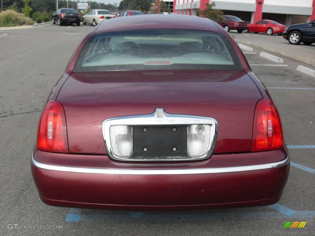 1998 Town Car Executive - Toreador Red Metallic / Light Graphite photo #7