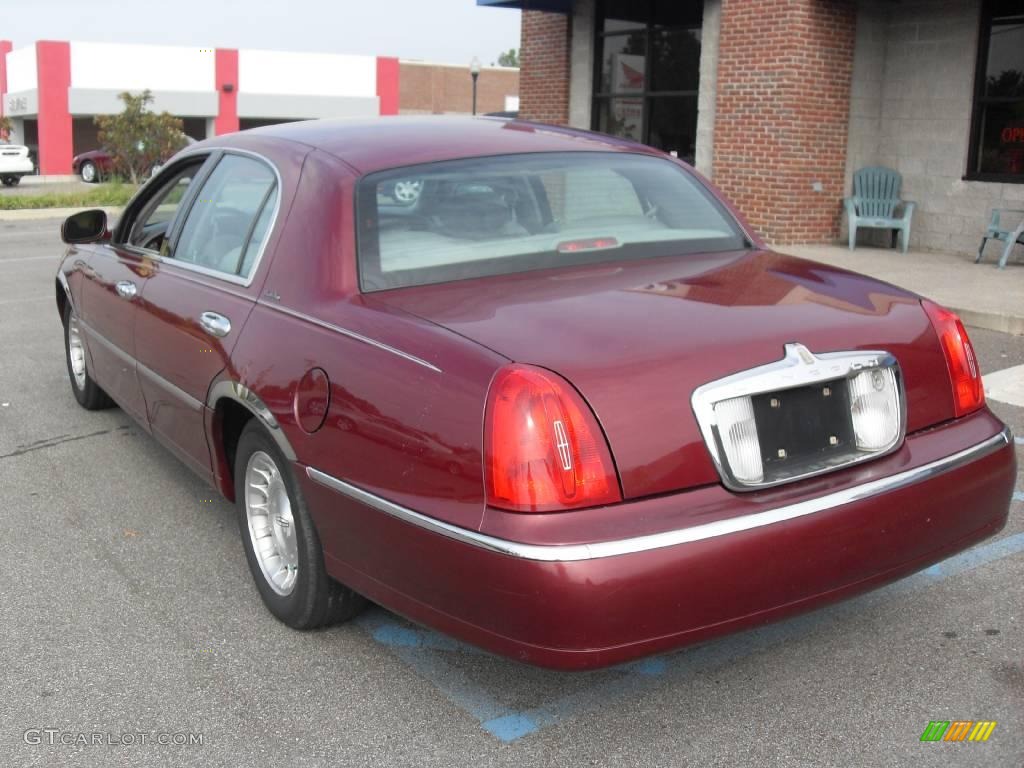 1998 Town Car Executive - Toreador Red Metallic / Light Graphite photo #8