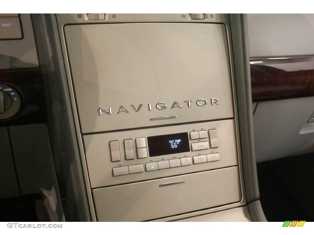 2004 Navigator Luxury 4x4 - True Blue Metallic / Dove Grey photo #16
