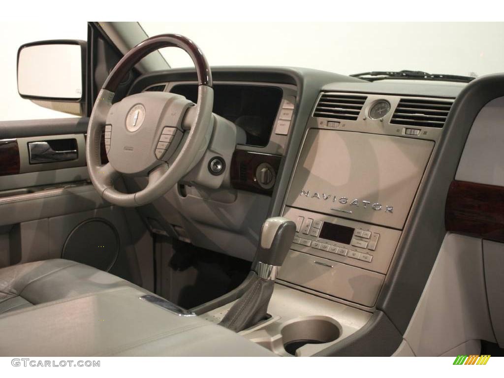 2004 Navigator Luxury 4x4 - True Blue Metallic / Dove Grey photo #20