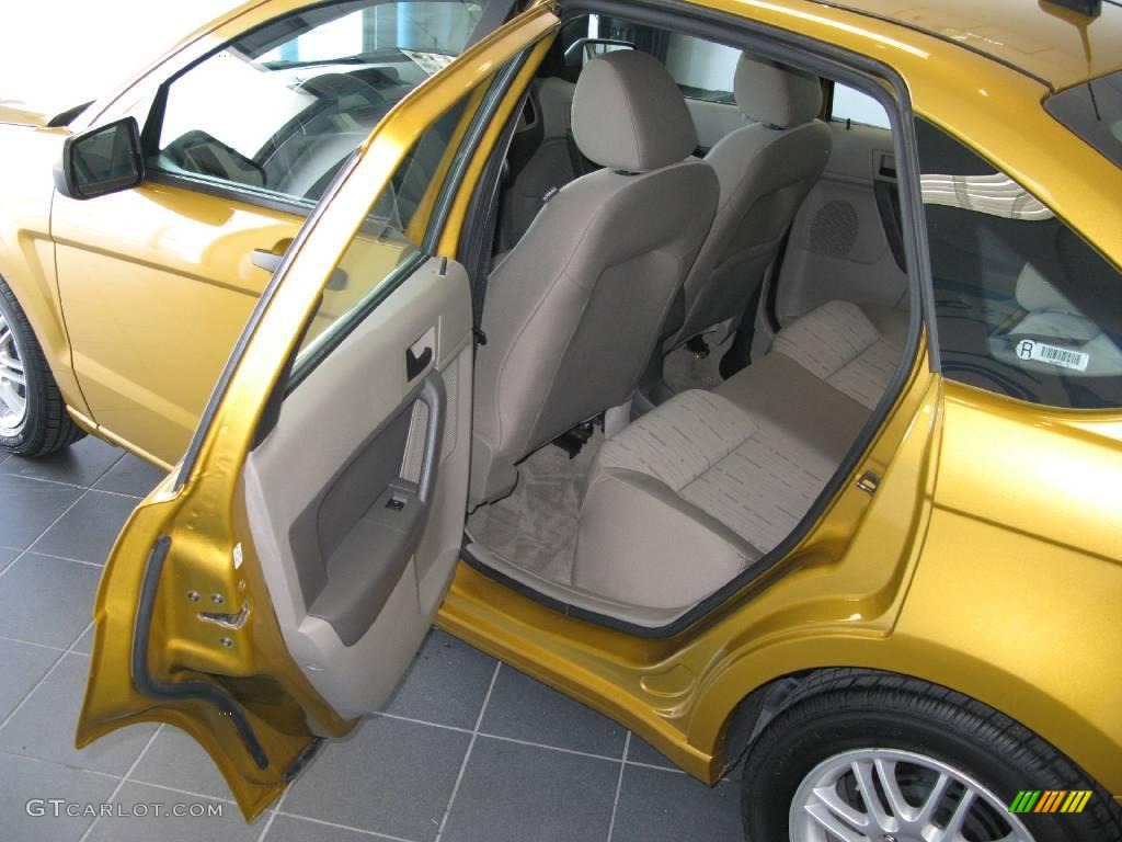 2009 Focus SE Sedan - Amber Gold Metallic / Medium Stone photo #18
