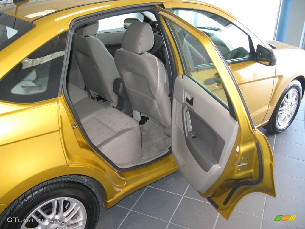 2009 Focus SE Sedan - Amber Gold Metallic / Medium Stone photo #19