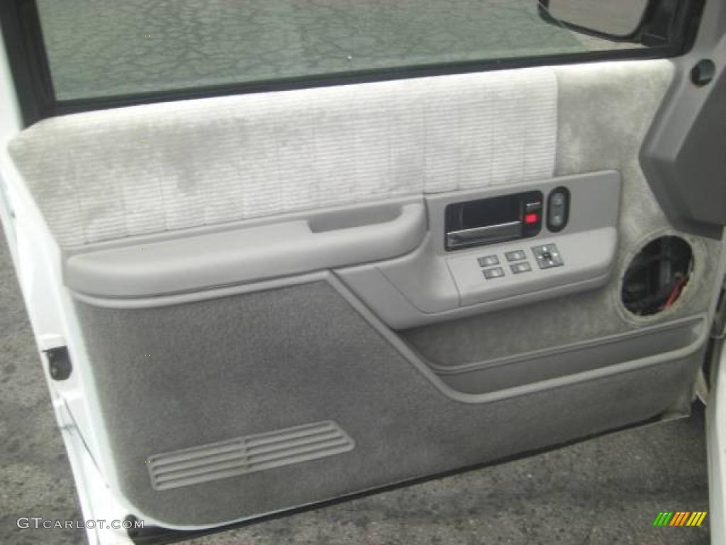 1994 Suburban C1500 - White / Gray photo #17