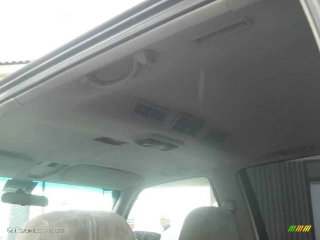 1994 Suburban C1500 - White / Gray photo #19