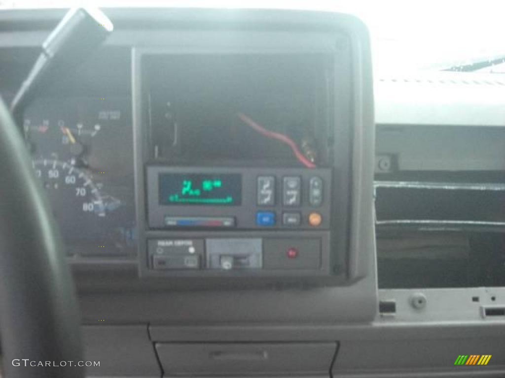 1994 Suburban C1500 - White / Gray photo #27