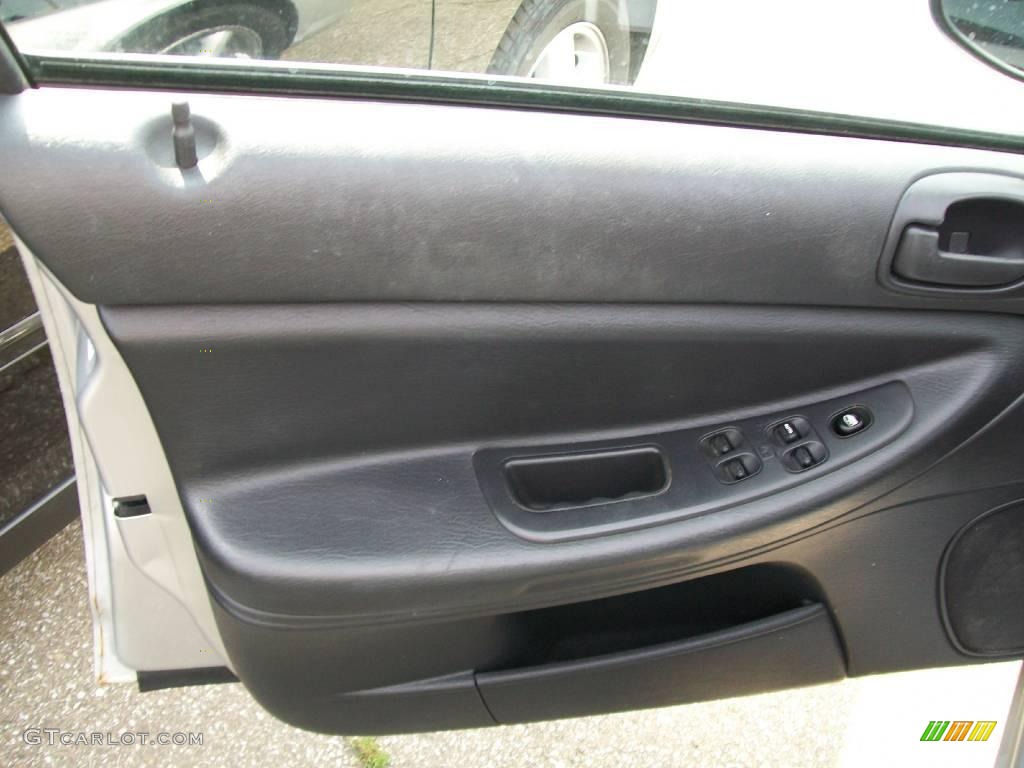 2004 Stratus SE Sedan - Bright Silver Metallic / Dark Slate Gray photo #11