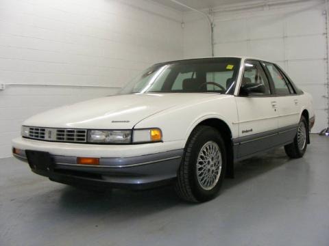 1990 Oldsmobile Cutlass Supreme SL Sedan Data, Info and Specs