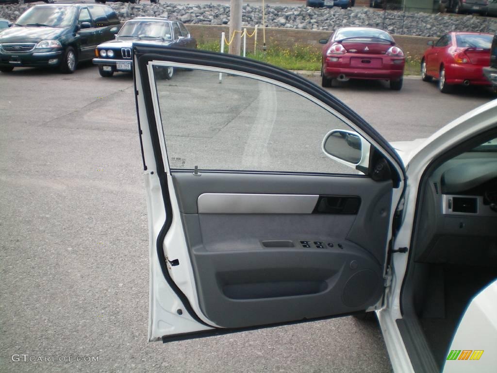 2006 Forenza Sedan - Absolute White / Grey photo #14