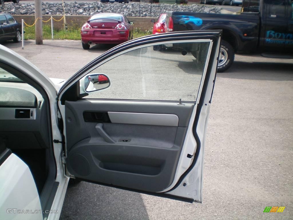 2006 Forenza Sedan - Absolute White / Grey photo #19