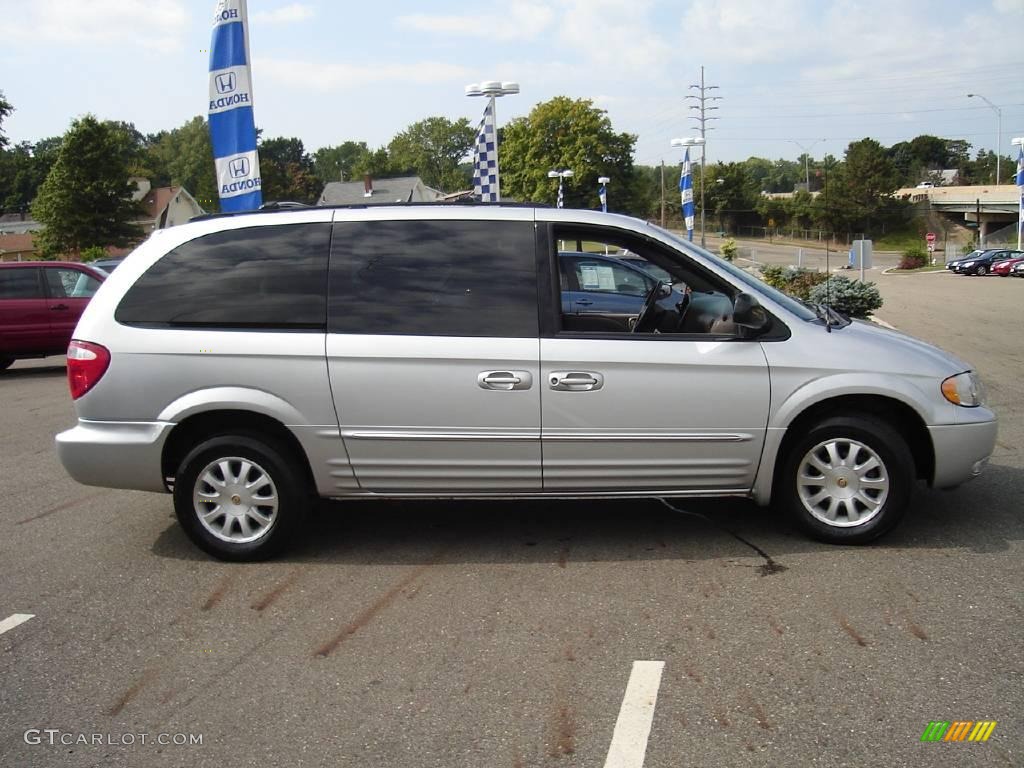 2002 Town & Country LXi - Bright Silver Metallic / Taupe photo #12
