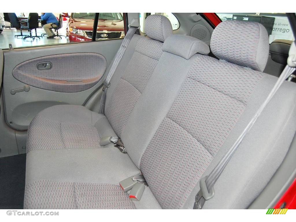 2002 Rio Cinco Hatchback - Classic Red / Gray photo #15