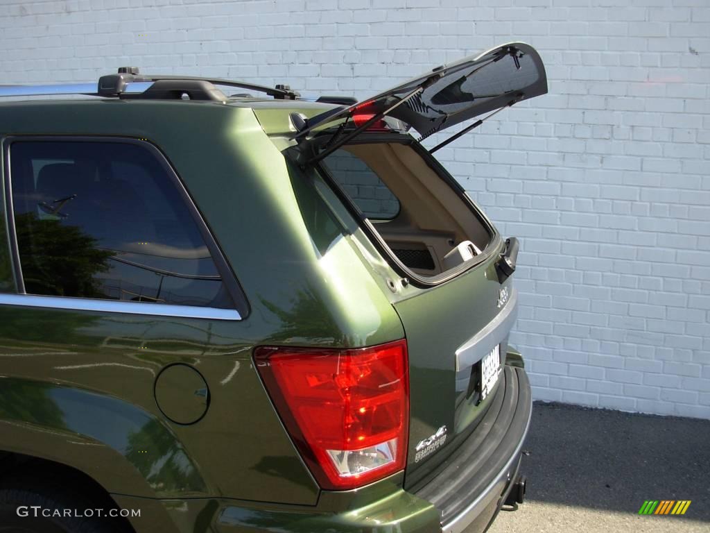 2006 Grand Cherokee Overland 4x4 - Jeep Green Metallic / Dark Khaki/Light Graystone photo #10