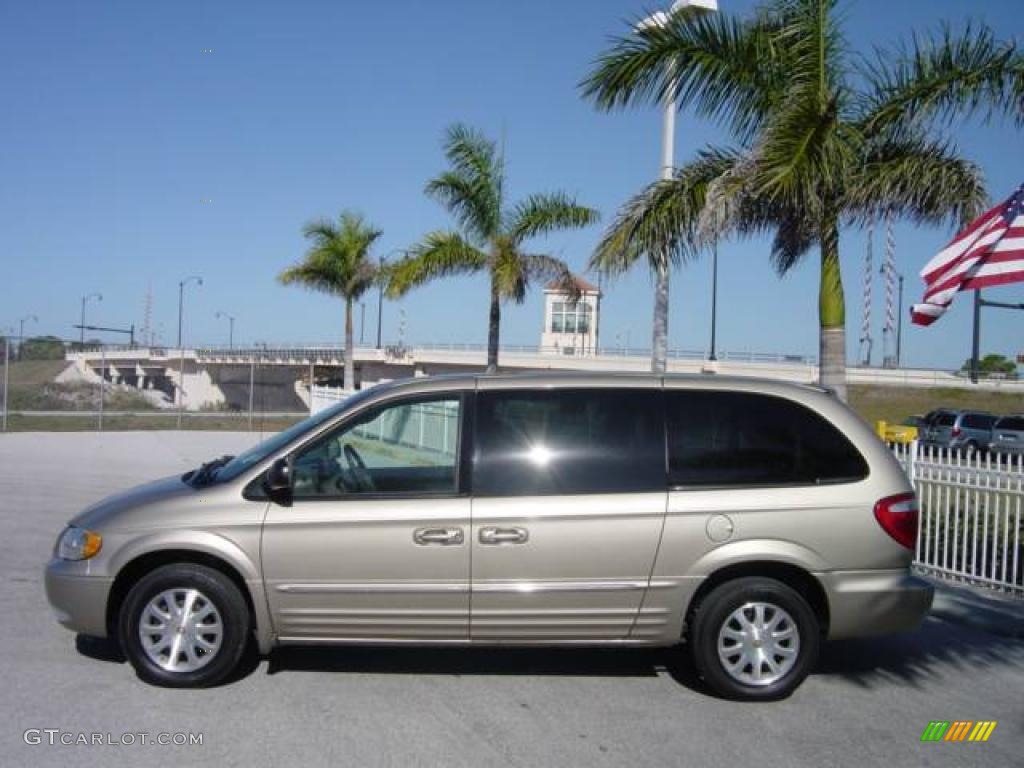 2002 Town & Country LXi - Light Almond Pearl Metallic / Taupe photo #3