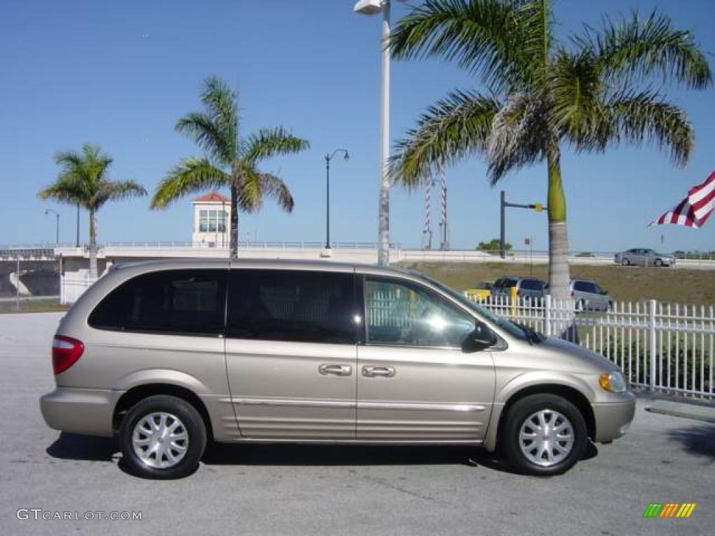 2002 Town & Country LXi - Light Almond Pearl Metallic / Taupe photo #7