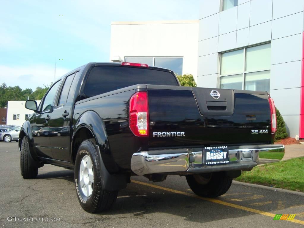 2006 Frontier SE Crew Cab 4x4 - Super Black / Steel photo #8